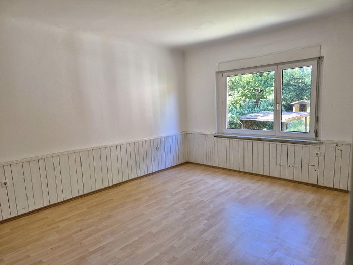 Großes Grundstück im Grünen mit Haus, Garage, Carport, Stellplätze – Schlafzimmer