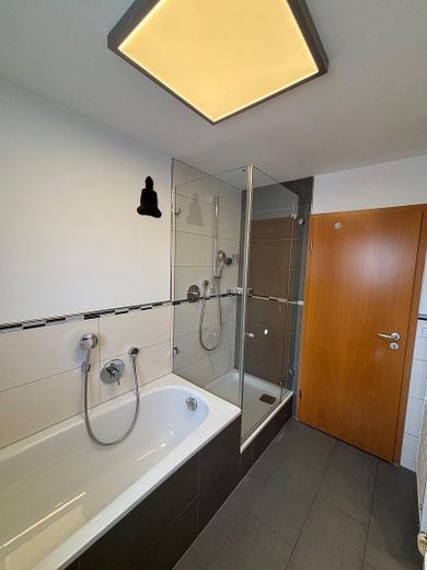 Badezimmer mit Glasdusche