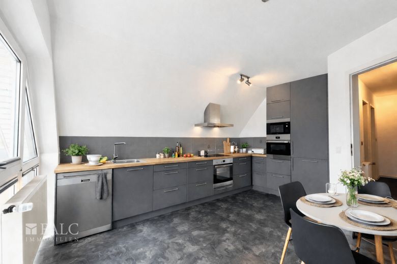 Licht, Raum und Galerie: Stilvolle Maisonette-Wohnung mit Westbalkon! – Küche (KI-generiert)