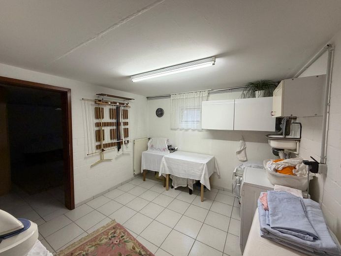 Bifamiliare ben curata con giardino privato e terrazza in ambita zona residenziale per famiglie a Sasel – Wasch- und Bügelraum