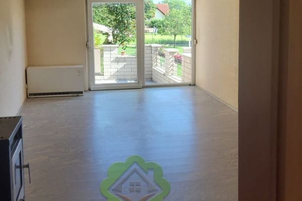 Senza provvigione a Crailsheim: casa trifamiliare indivisa per uso proprio e investitori