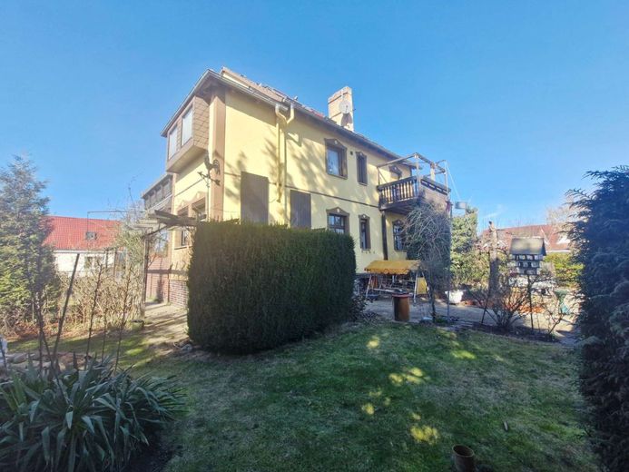 Stilvolle Landhausvilla - Wohnen mit Seele – Hausansicht mit Terrassen