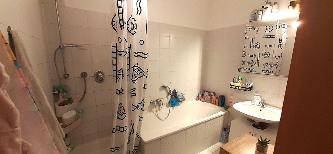 helle 3-Zi.-Wohnung mit großem Balkon und optionaler Einbauküche – Bad mit Wanne u. Dusche