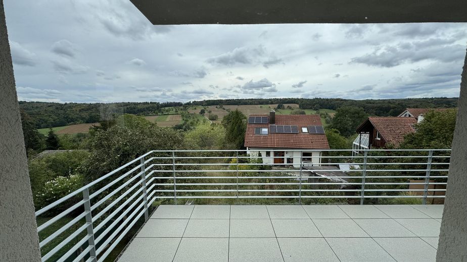 Living with panoramic views of the Schönbuch in Pliezhausen-Rübgarten – Blick  Balkon im Obergeschoss