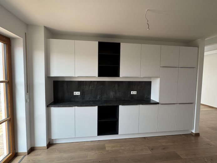 Große Dachgeschosswohnung mit Balkon und EBK in ruhiger Lage – Küche 1