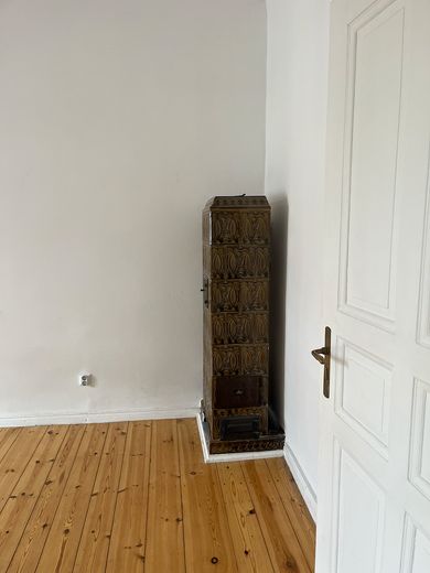 Sanierter Altbau, bezugsfrei, provisionsfrei – vom Eigentümer – Schlafzimmer mit Kachelofen