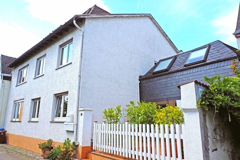 Dachgeschosswohnung mit Dachterrasse und Rheinblick – Hausansicht 
