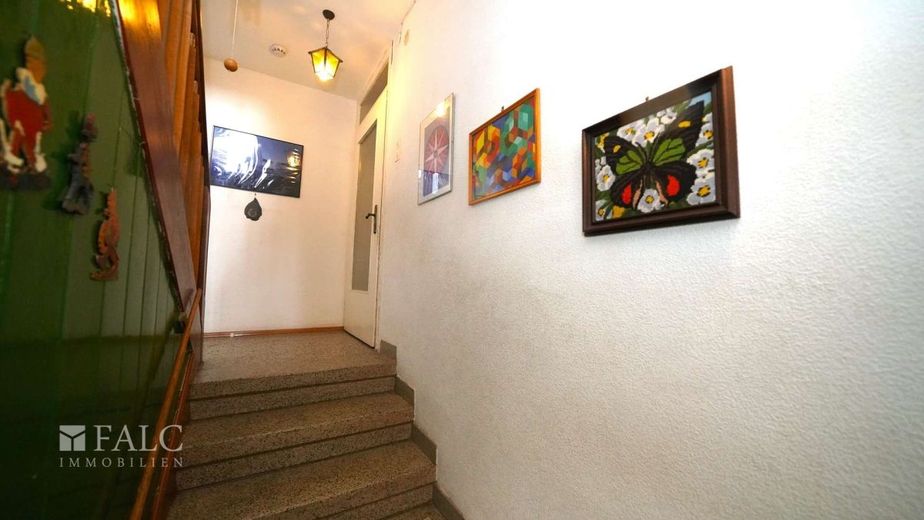 Landhaus mit viel Fläche, XXL-Scheune und 2 zusätzlichen Bauplätzen! - FALC Immobilien – Eingangsbereich