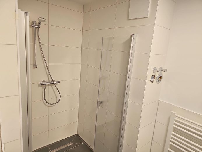 möblierte Neubauwohnung in zentraler Lage – Bad