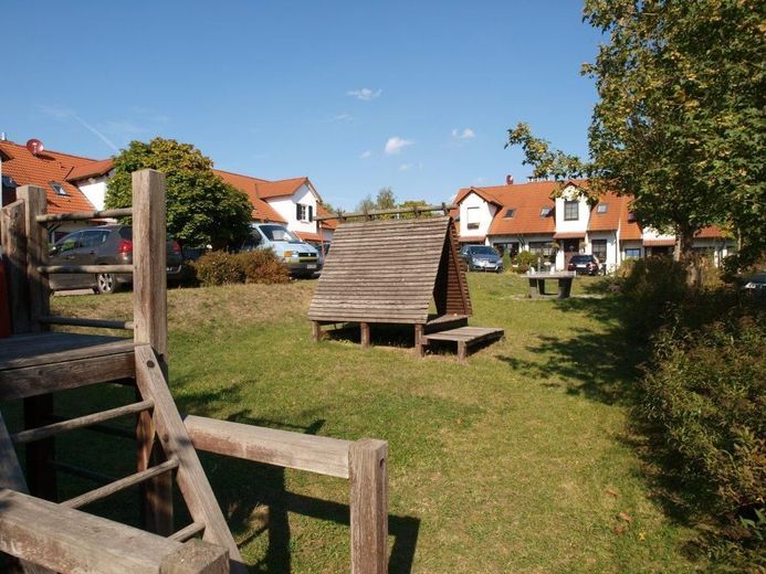 GEPFLEGTES MEHRFAMILIENHAUS IM SPECKGÜRTEL VON DRESDEN – mit Kinderspielplatz im Hof