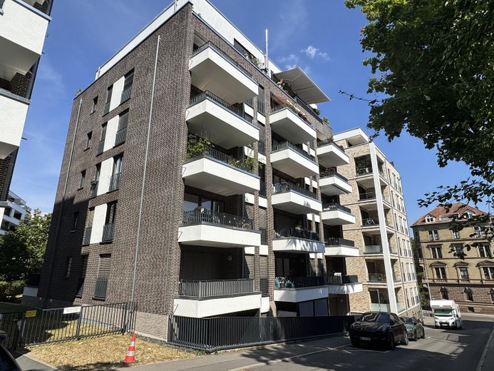SIN COMISIÓN - Ubicación privilegiada / Moderno apartamento de 2 habitaciones (año de construcción 2018) con terraza, cocina y plaza de garaje subterráneo – Außen