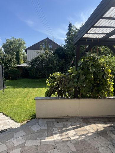 Zweifamilienhaus auf 819 qm Traumgrundstück – Blick in den Garten
