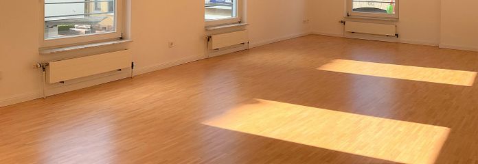 Helle 3-Zimmer Wohnung in zentraler Lage – Wohnzimmer mit Wohnküche