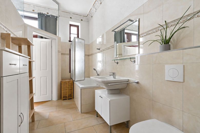 Traumhafte 2-Raumwohnung mit Einbauküche und Stuck im Mühlwegviertel! – Badezimmer