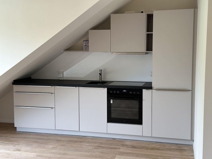 Provisionsfreie Neubau-Dachgeschosswohnung–Erstbezug, hochwert. Ausstattung, 5 Min. Bhf Köpenick – Hochwertige Einbauküche