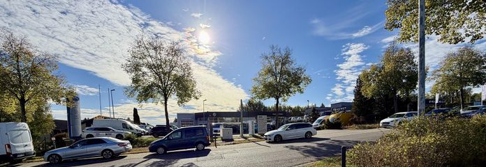 Atölye ve showroomlu modern oto galerisi gayrimenkulü – işletme devri isteğe bağlı – Straßenansicht