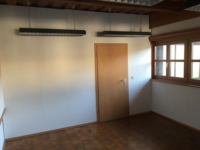 Espace de bureaux et de conseil charmant au cachet particulier – Blick zur Bürotüre