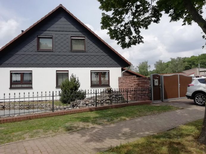 Einfamilienhaus plus Ferienhäuschen – Hausansicht 