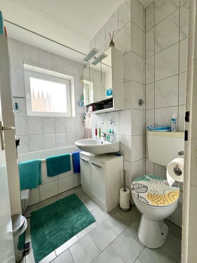 Geräumige 4-Zimmer-Wohnung mit Balkon in gepflegtem Mehrfamilienhaus – Badezimmer