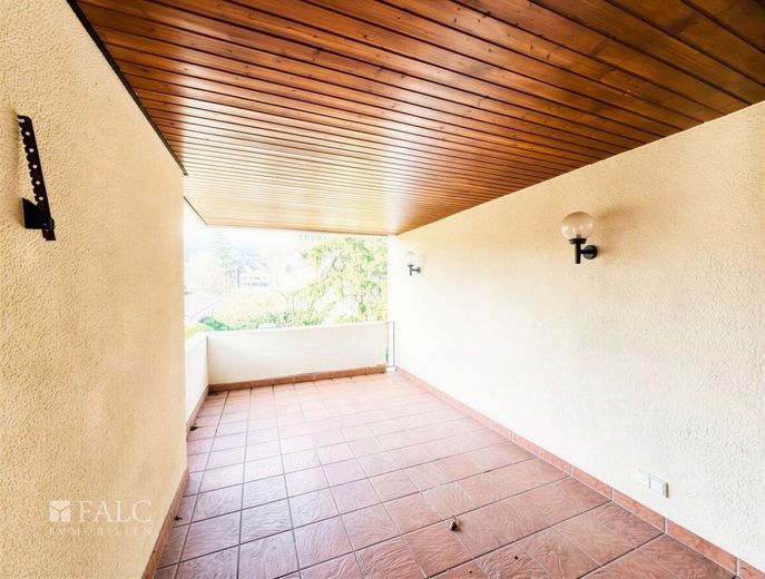 Großzügige 132 m² Wohnung mit großem Balkon und Stellplatz im gepflegten Dreifamilienhaus – Balkon