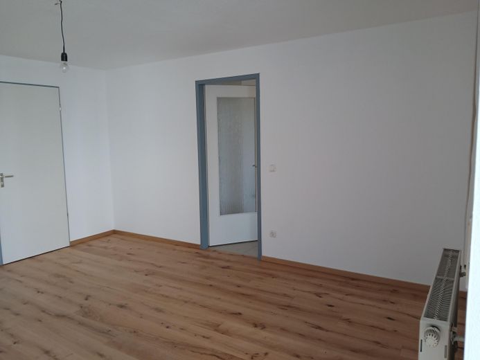 Affascinante bilocale con balcone e posto auto in autorimessa interrata — Regensburg-Galgenberg – Wohnzimmer zur Küche