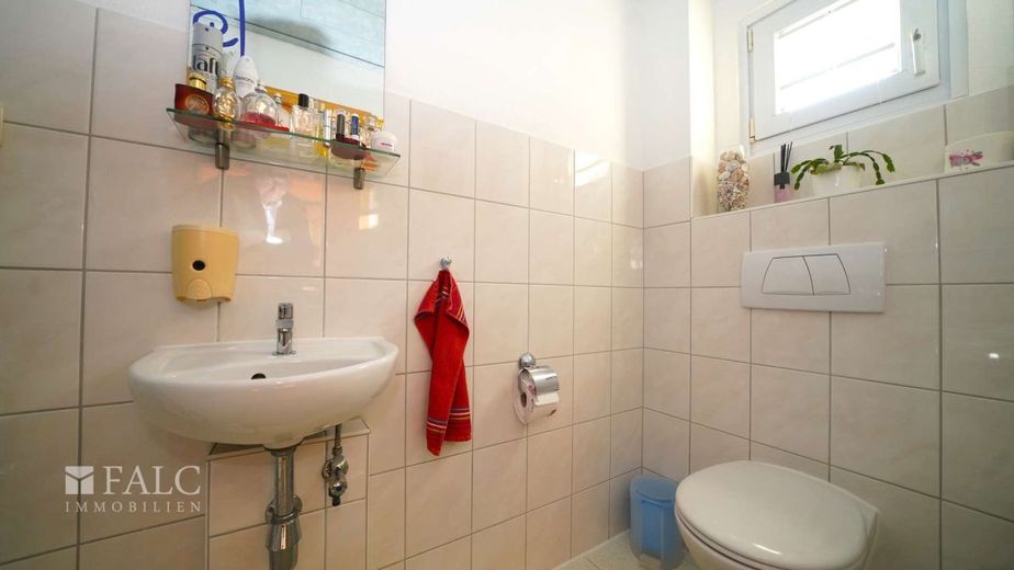 Mit Blick zu den Rebhängen am Heuchelberg - FALC Immobilien Heilbronn – Das stille Örtchen