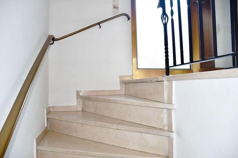 Viel Platz für das Leben - freistehendes Einfamilienhaus mit Einliegerwohnung in Waldrandnähe von Darmstadt-Eberstadt – Treppe zum Untergeschoss