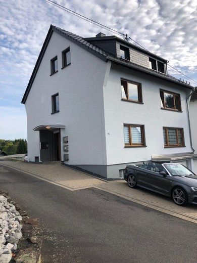 Hausansicht mit Eingang