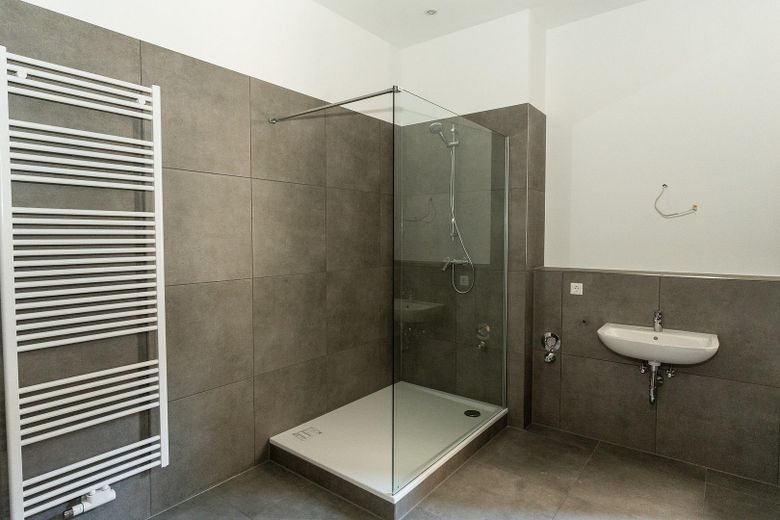 Frisch sanierte 4-Zimmer-Eigentumswohnung (119 m²) am Hertener Schlosspark. – Ihr Bad mit Walk-in-Dusche