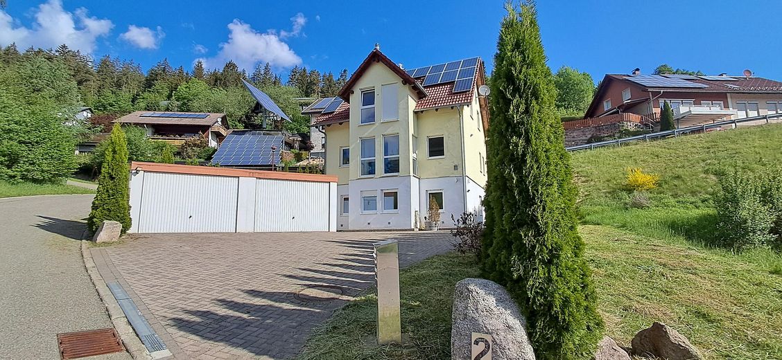Modernes, zukunftsicheres Effizienzhaus - Wohnen, Arbeiten oder Vermieten - unverbaubare Aussicht – Front
