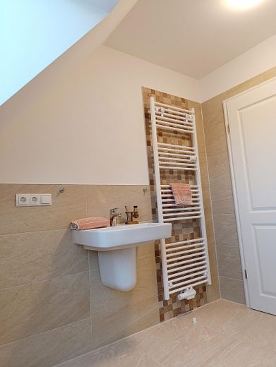 Dachgeschoß-Maisonette-Wohnung 44 qm am Tilsiter Platz in Kiel-Ellerbek – Waschtisch und Handtuchheizung