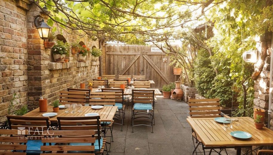 Mehr als eine Immobilie: Ein Lebens- und Arbeitsort mit Geschichte – Restaurant Außenbereich