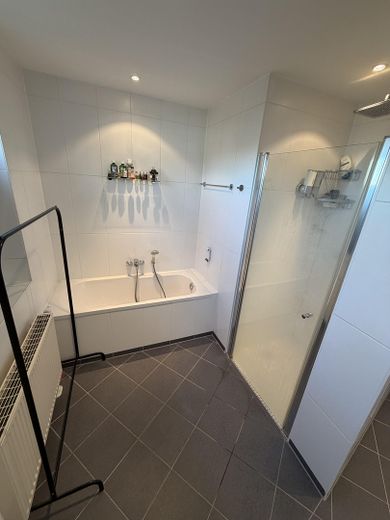 Appartement lumineux de 3,5 pièces à Sasel | Balcon exposé sud-ouest & 2 places de stationnement en parking souterrain – Hauptbad Dusche/Badewanne
