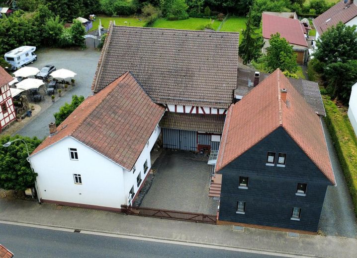Wohnhaus mit Bauernhof – Luftaufnahme frontal