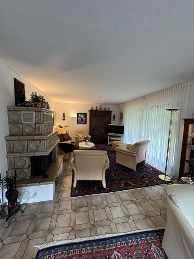Beaucoup d’espace pour vos projets et rêves, spacieuse maison individuelle avec appartement indépendant à Cologne-Hahnwald – Wohnzimmer mit Kamin