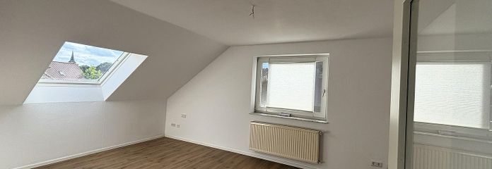 Appartamento mansardato di 3 locali appena ristrutturato con giardino condominiale e posto auto a Horstmar – Wohnzimmer