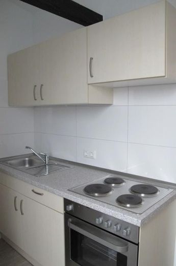 Stilvolle ruhige 3-Zi-Dachgeschosswohnung – eigene Etage, Dachbalken & Gartenmitnutzung – Küche