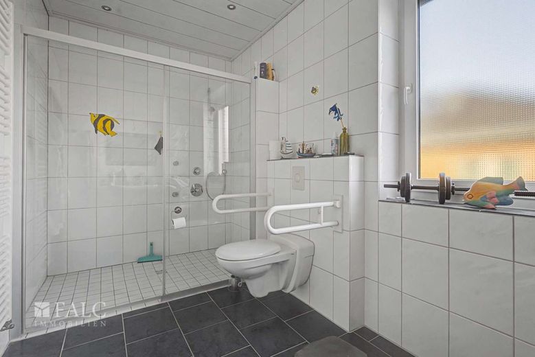 Seltene Gelegenheit in Dülmen - Großzügiges Mehrgenerationenhaus auf traumhaftem 1.335 m² Grundstück – Rollstuhlgerechtes Badezimmer en Suite_WE01