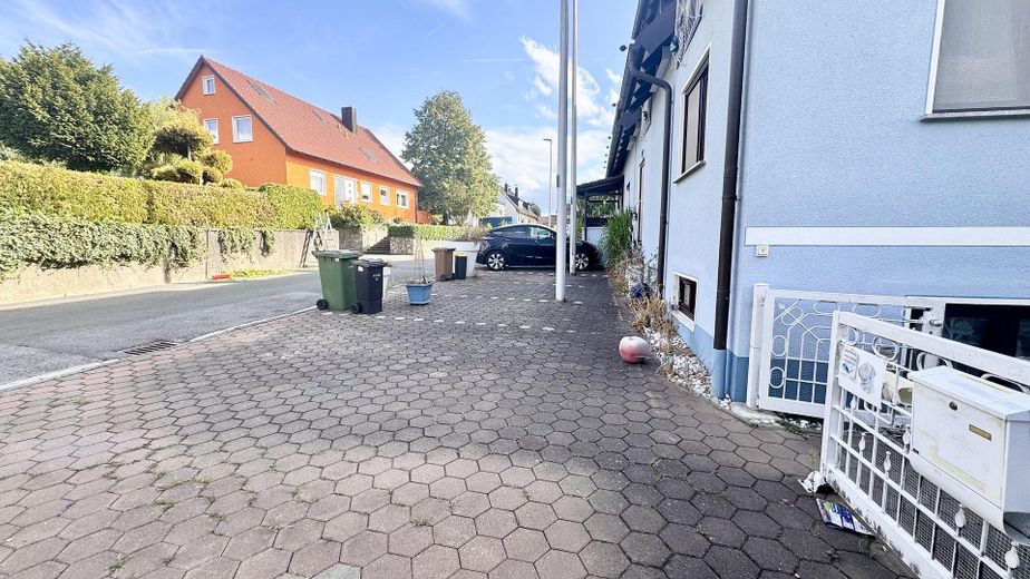 Bright 3-room ground-floor apartment with balcony and large private-use garden – Stellplätze