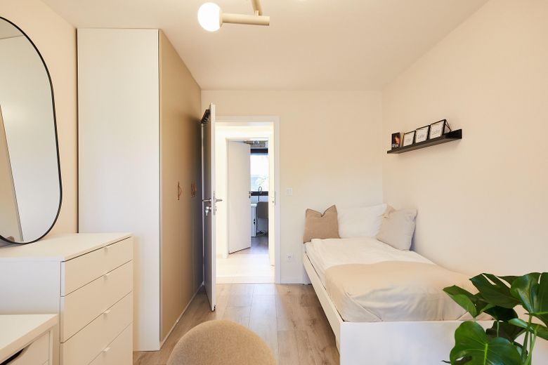 Mehrere hochwertige WG-Zimmer in frisch sanierter Wohnung - Erstbezug – großzügiger Stauraum (Z1)