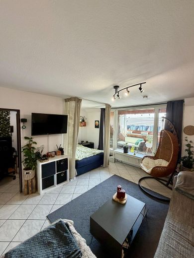 Prachtig appartement op de zolderverdieping met grote loggia, parkeerplaats in rustige ligging en ca. 6 % rendement – Wohn- Schlafbereich