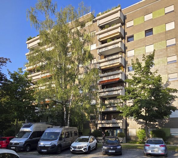 TOP RENOVIERTE UND KOMPLETT EINGERICHTETE 2,5-ZIMMER WOHNUNG IN SCHWABING WEST - PROVISIONSFREI – Haus