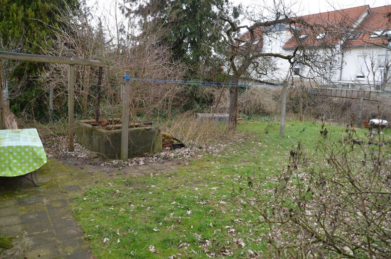 Nbg-Gaismannshof’ta inci - Tek ailelik ev (veya 3 odalı mutfak-banyo zemin kat + 2 odalı mutfak-banyo çatı katı) ve büyük, sakin bahçe – Garten mit Brunnen