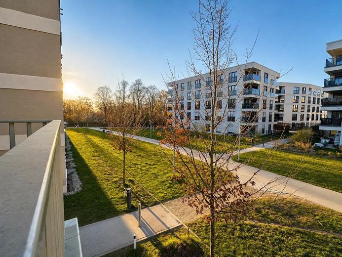 Neuwertige 3-Zimmer-Wohnung mit Balkon, zwei Bädern & TG-Stellplatz – Außenansicht