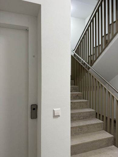 Stilvolle, neuwertige 3,5-Raum-Wohnung mit geh. Innenausstattung mit Balkon und EBK in Neckarsulm – Treppenhaus