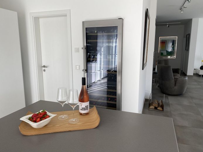 Küche mit Weinschrank
