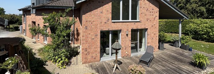 Ein Haus, viele Möglichkeiten - Platz für Familie und Beruf in drei separaten Einheiten – Hausansicht vom Garten