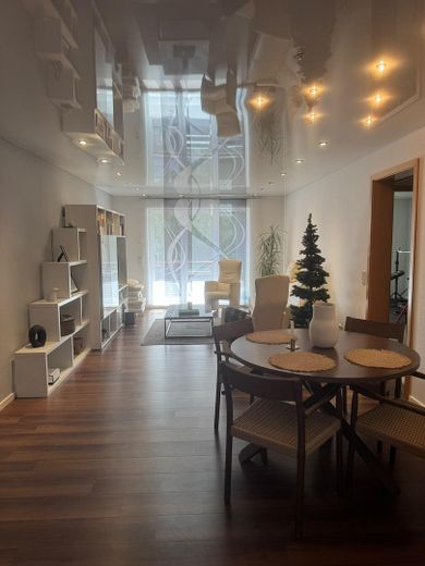 Ruhiges Wohnen ganz oben: Gepflegte 3-Zimmer-Wohnung mit Süd-West-Balkon & Tiefgarage – Photo 3