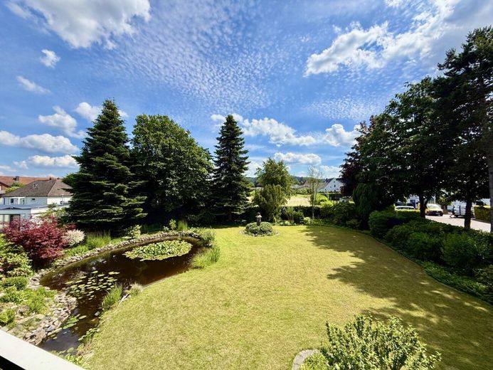 Grüne Oase mitten in Preußisch Oldendorf - Familienhaus mit viel Raum und Charme – Ausblick Garten
