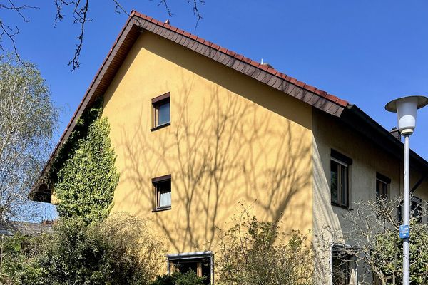 Ampia casa a schiera di testa a Mannheim-Wallstadt